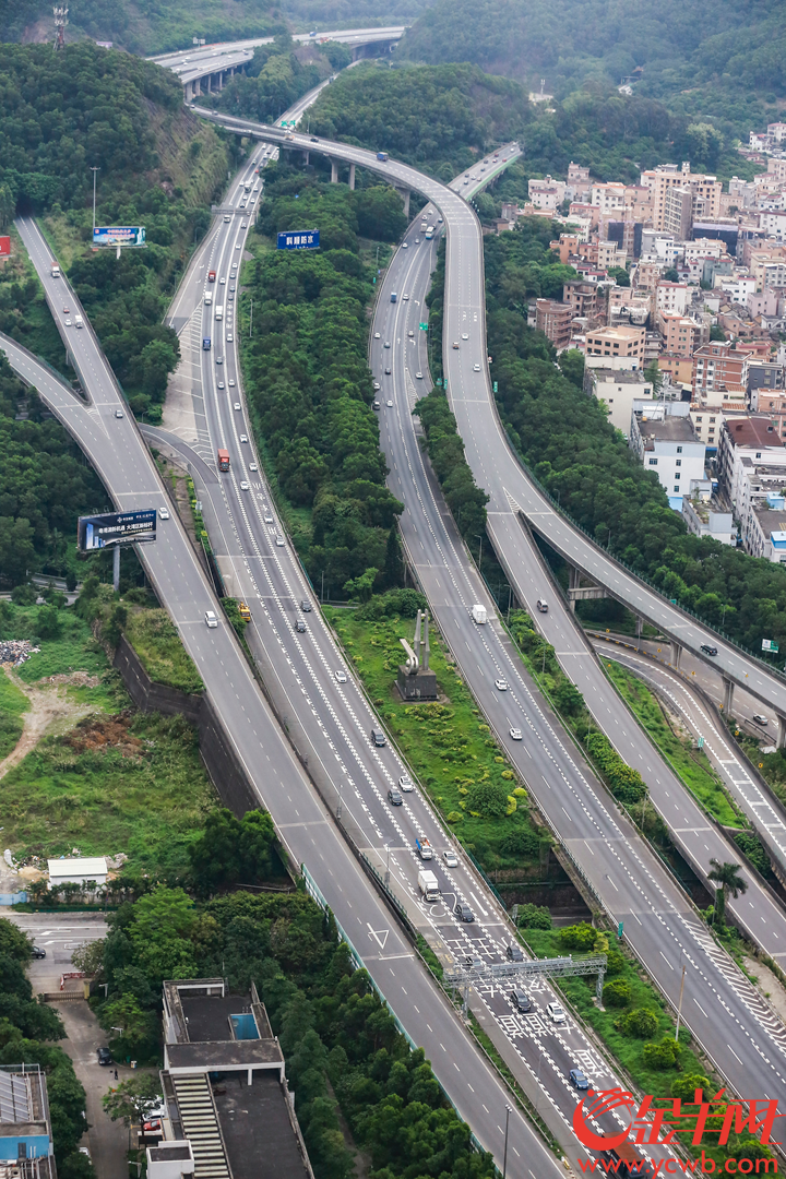 2019年5月4日下午2时许,金羊网记者跟随广东省公安厅交管局民警,一起乘坐直升机,从广州增城出发,沿途查看广深高速、虎门大桥、南沙大桥以及广深沿江高速的交通情况。图为路况较为畅顺的虎门大桥。 金羊网记者 宋金峪 摄