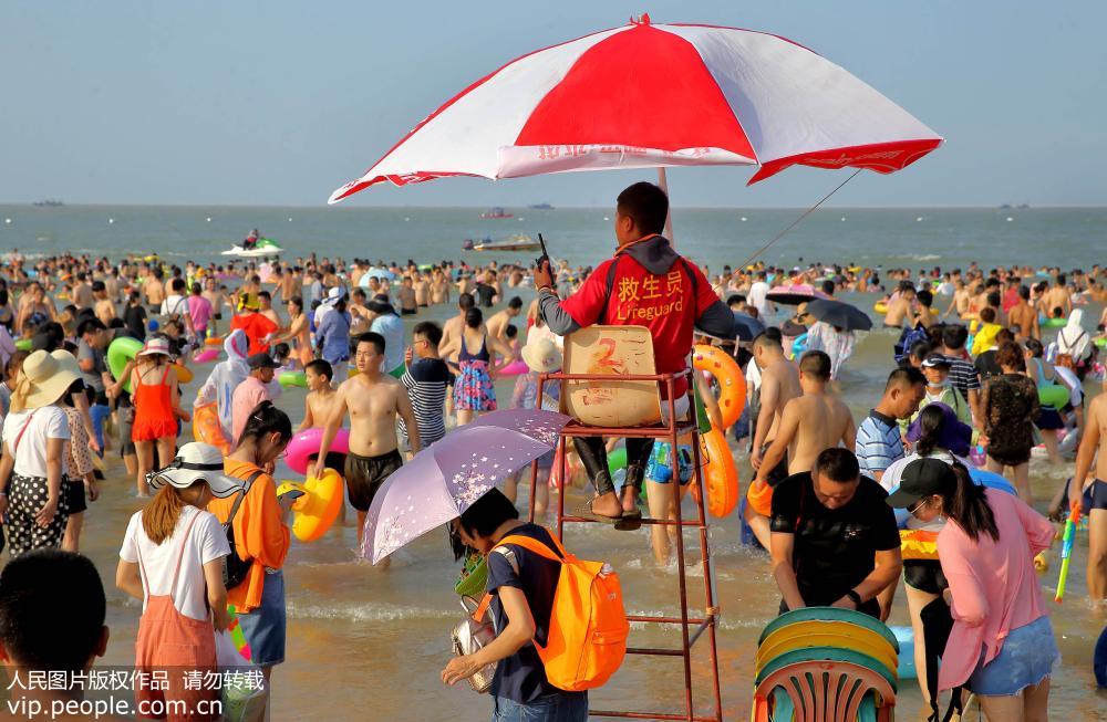 浪尖上守护安全的救生员