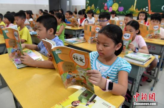 资料图：正在上课的小学生们。张斌 摄