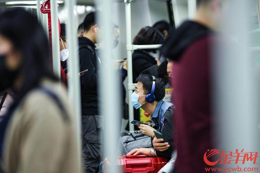 1月22日,许多市民已戴口罩乘坐地铁.金羊网记者 周巍 摄