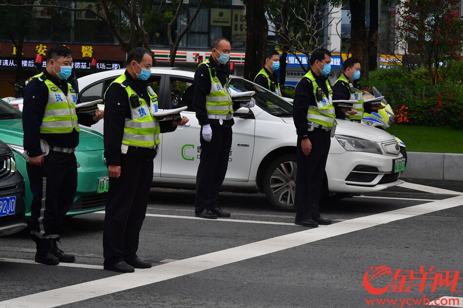 4月4日哀悼日广州执勤交警脱帽悼念