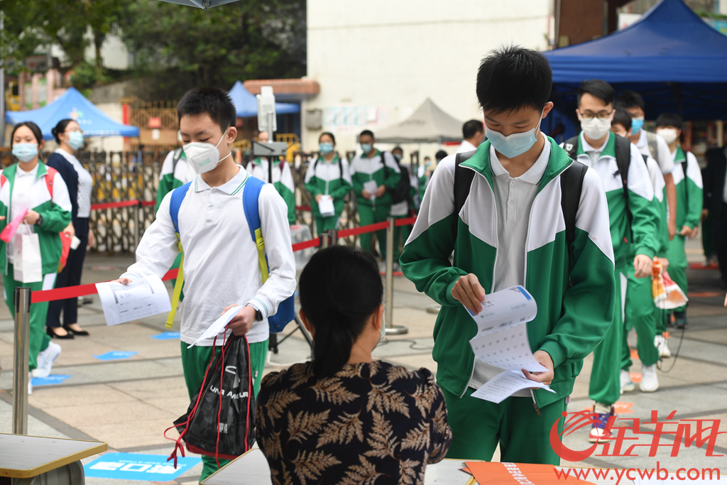广州高三初三学生有序返校,进校园前要洗手消毒和出示