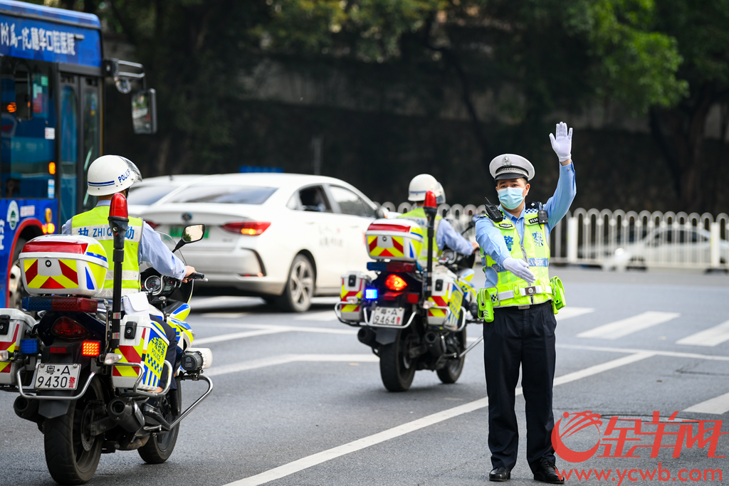 广州交警护航师生返校安全