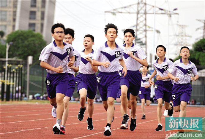 广州中考体育考试昨天开考,考生在广州一中考点进行长跑考试.