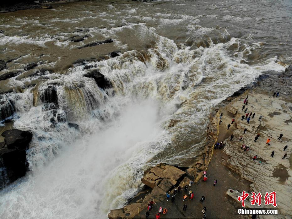 2020年11月24日,游客在山西吉县黄河壶口瀑布景区观赏壮观美景.