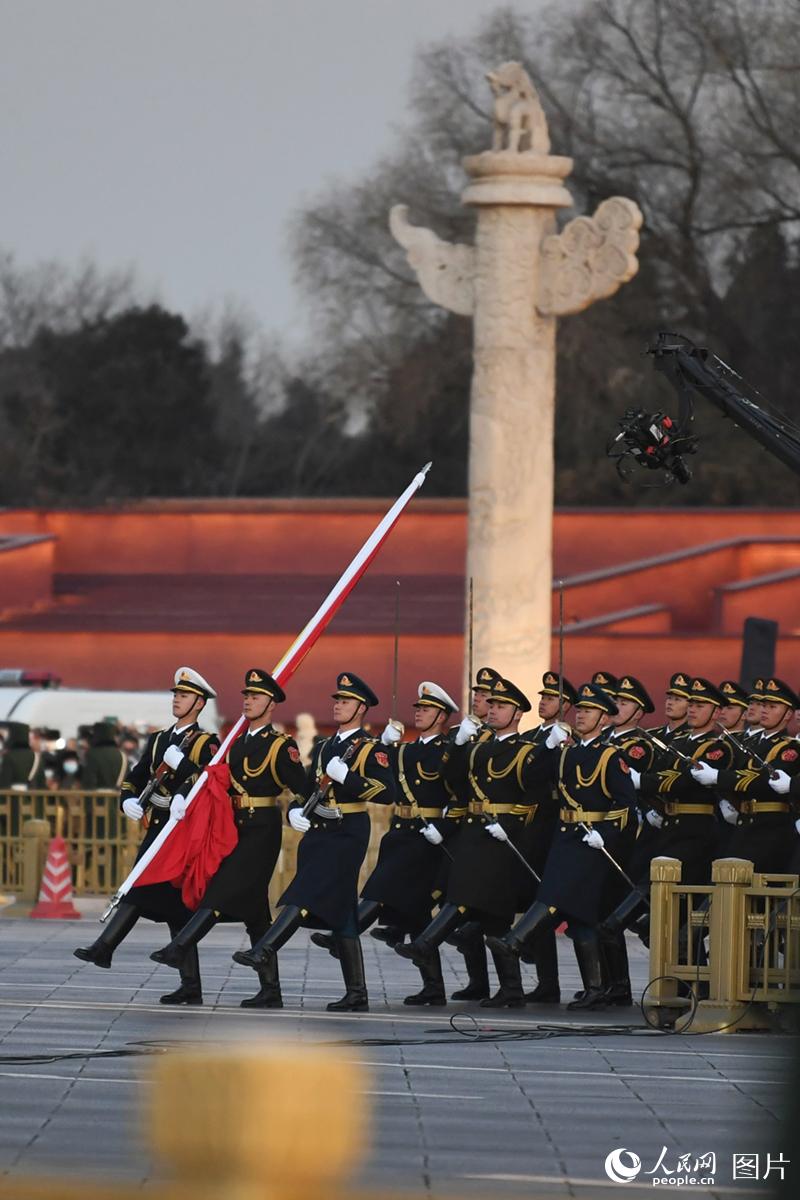 1月1日晨,中国人民解放军仪仗队护送国旗走向升旗台.