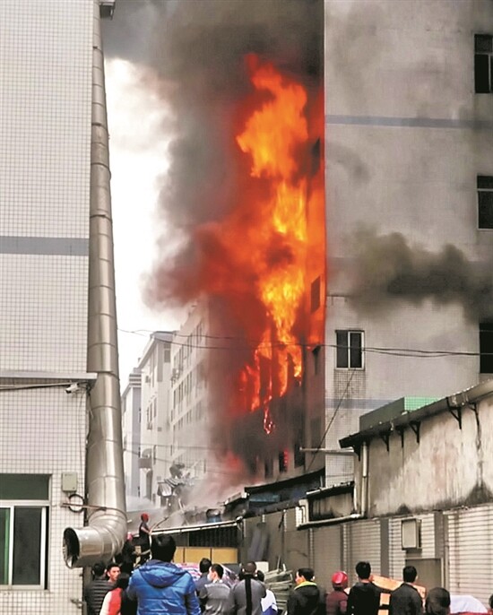 佛山一纺织厂突发大火 目前暂未发现有人员身亡