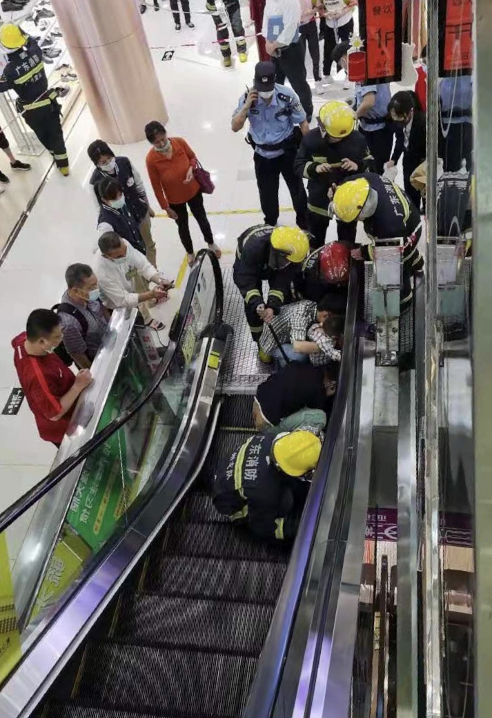 最担心的事发生了!广州一名儿童乘手扶电梯被夹