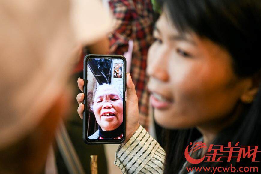 刘某娟与其亲生母亲视频通话