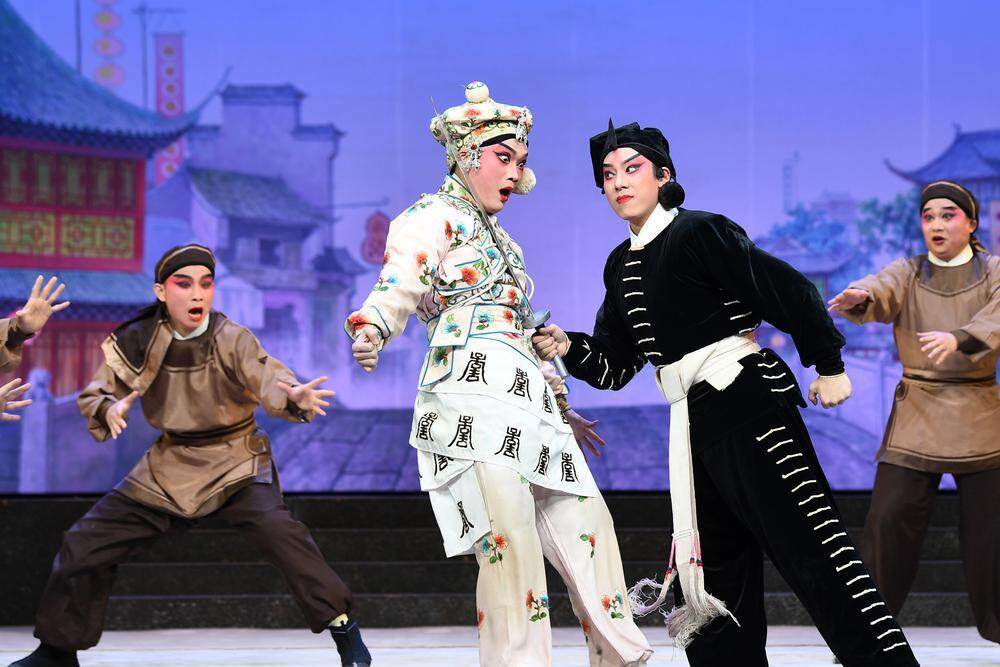 图四:彭庆华(右二)、黄春强表演《武松大闹狮子楼》.JPG 图四:彭庆华(右二)、黄春强表演《武松大闹狮子楼》.JPG