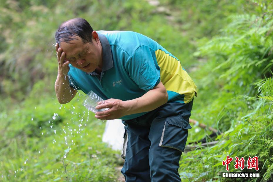 4月12日,行走在山林间,张林昌用山泉洗脸 中新社发 鲫宏伦摄