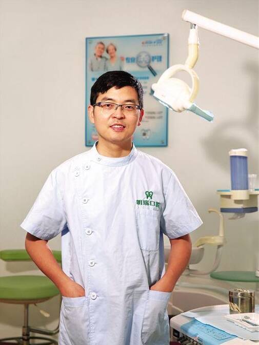 中国梦践行者待病人如家人牙医刘建云行医的乐趣就在于助人