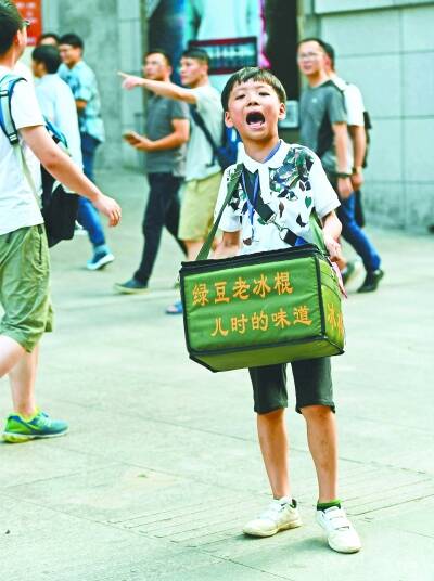 武汉9岁男童为挣零花钱买手表 街头上卖起冰棍