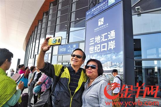 港珠澳大橋通車首日, 旅客乘坐穿梭巴士由香港口岸到達珠海口岸旅檢