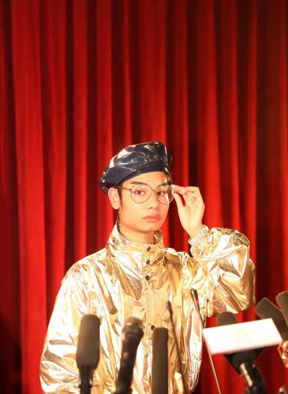 魔爪伸向时尚圈!"发际线男孩"小吴拍大片"眉"有压力