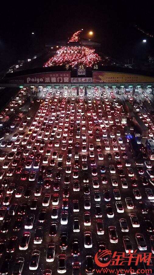 京港澳高速粤北站迎来春运车流高峰 车龙长达5公里