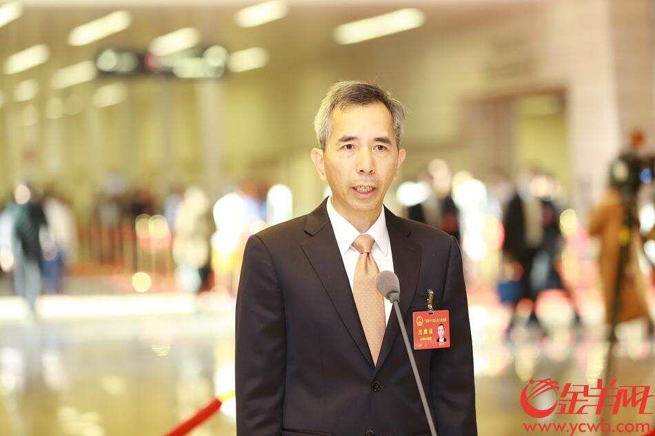 詹文光代表回答记者提问