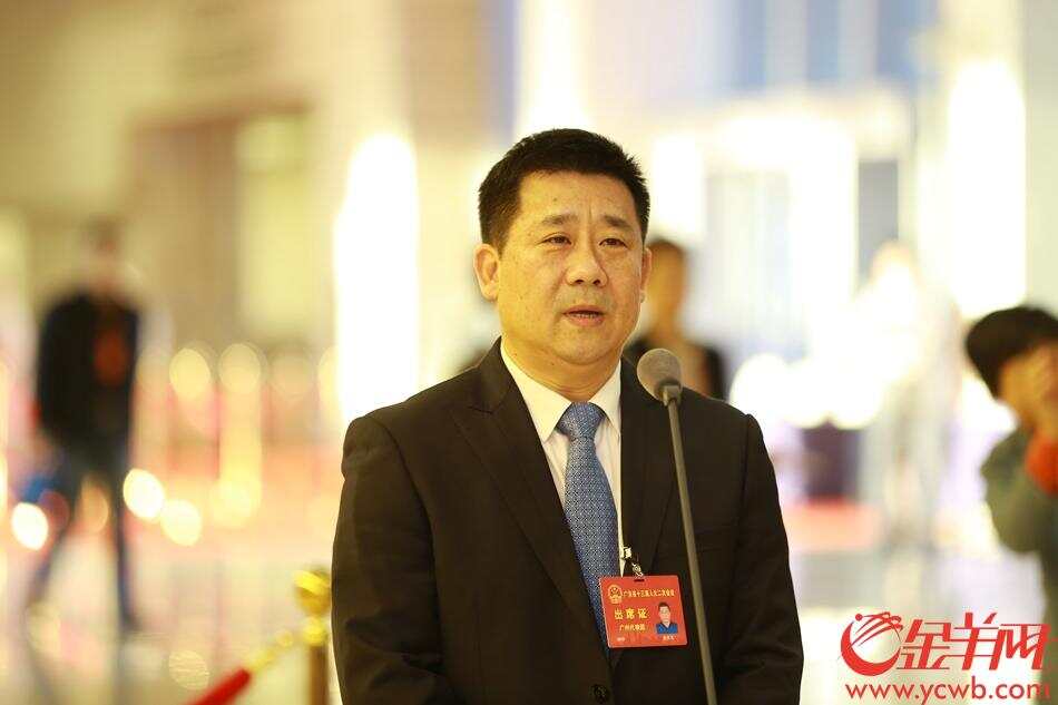 全汉炎代表回答记者提问