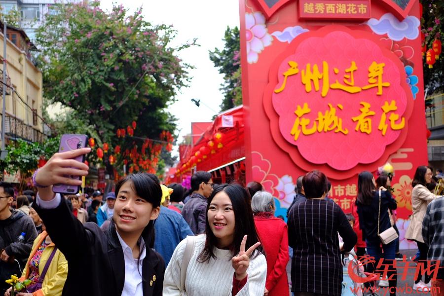 2月2日,广州迎春花市今日全面开市"行花街"这一过年传统活动吸引市民