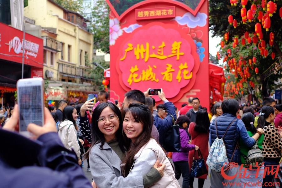 2月2日,广州迎春花市今日全面开市"行花街"这一过年传统活动吸引市民