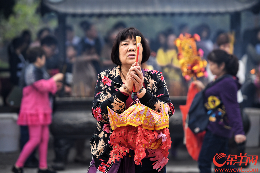 正月大年初一,街坊们一大早来到仁威庙上香拜太岁拜财神,祈福来年万事