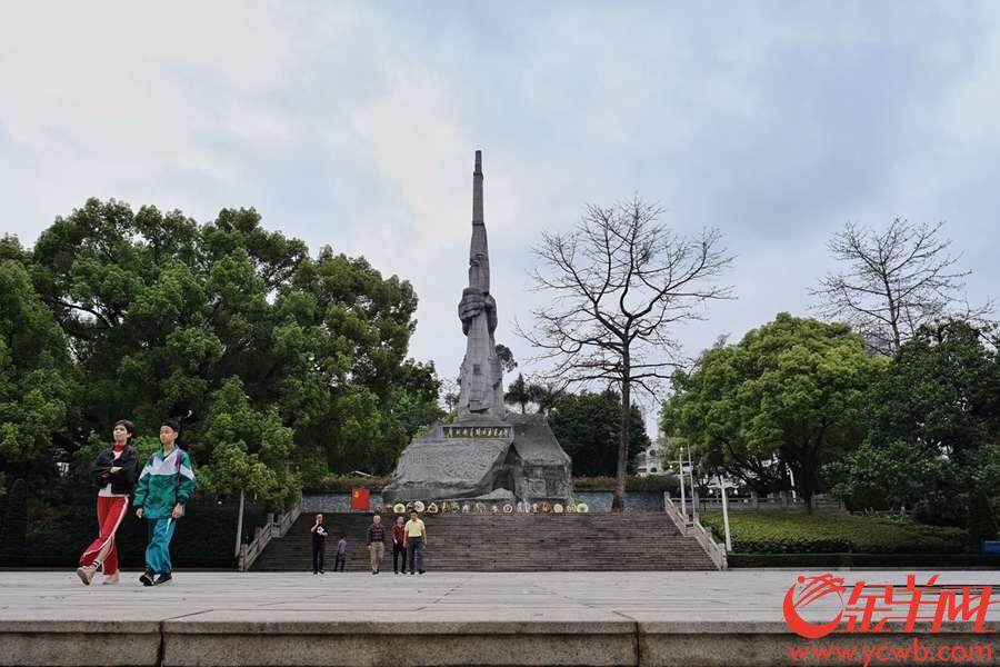 4月1日,不少街坊來到廣州起義烈士陵園,緬懷先烈.