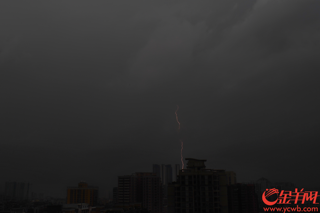 雷声隆隆闪电飞舞广州一秒天黑