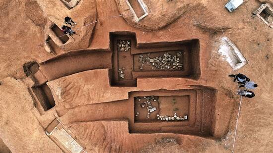 广州横枝岗再发掘近60座古墓葬