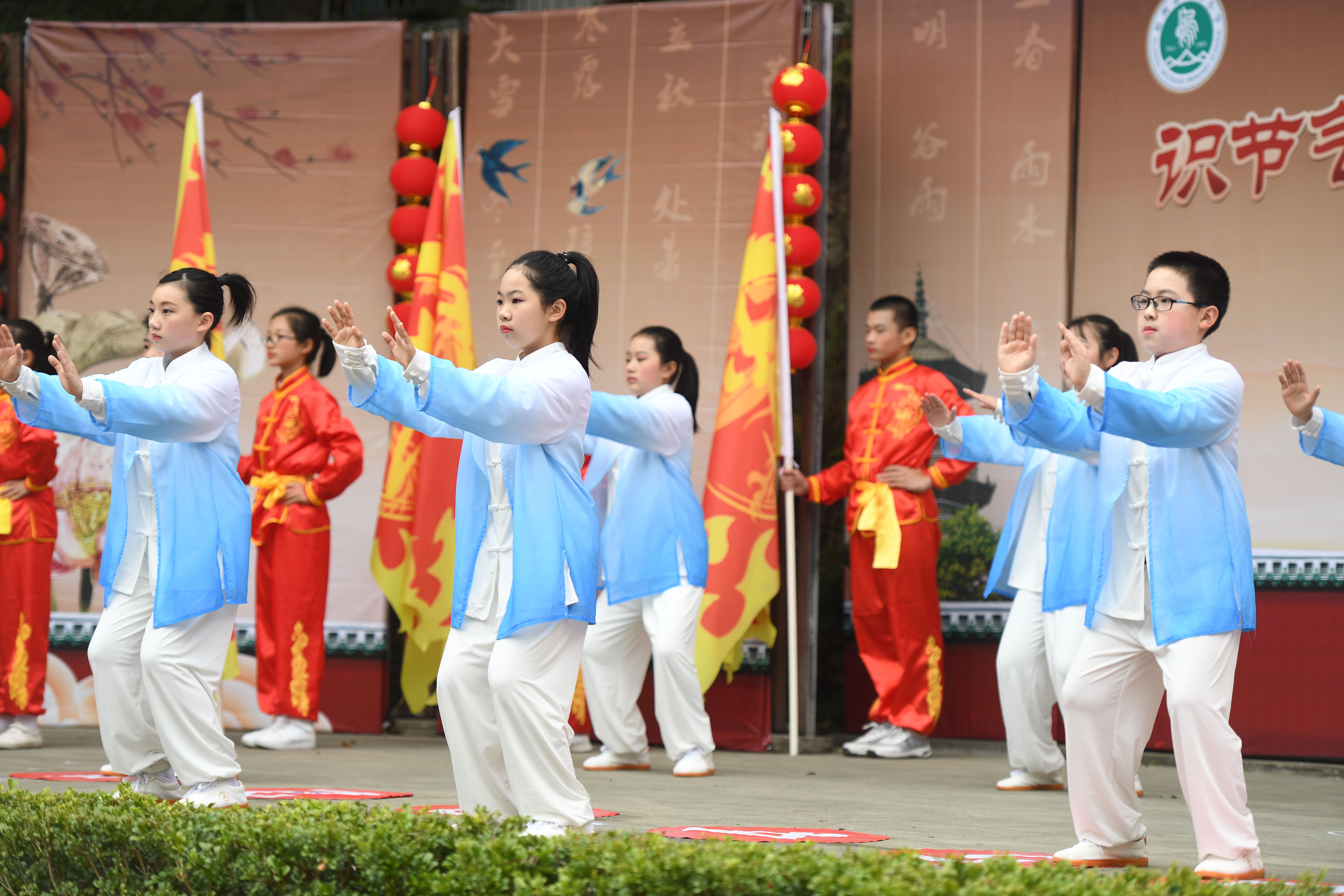 12月31日,福州市乌山小学学生在展示太极拳.