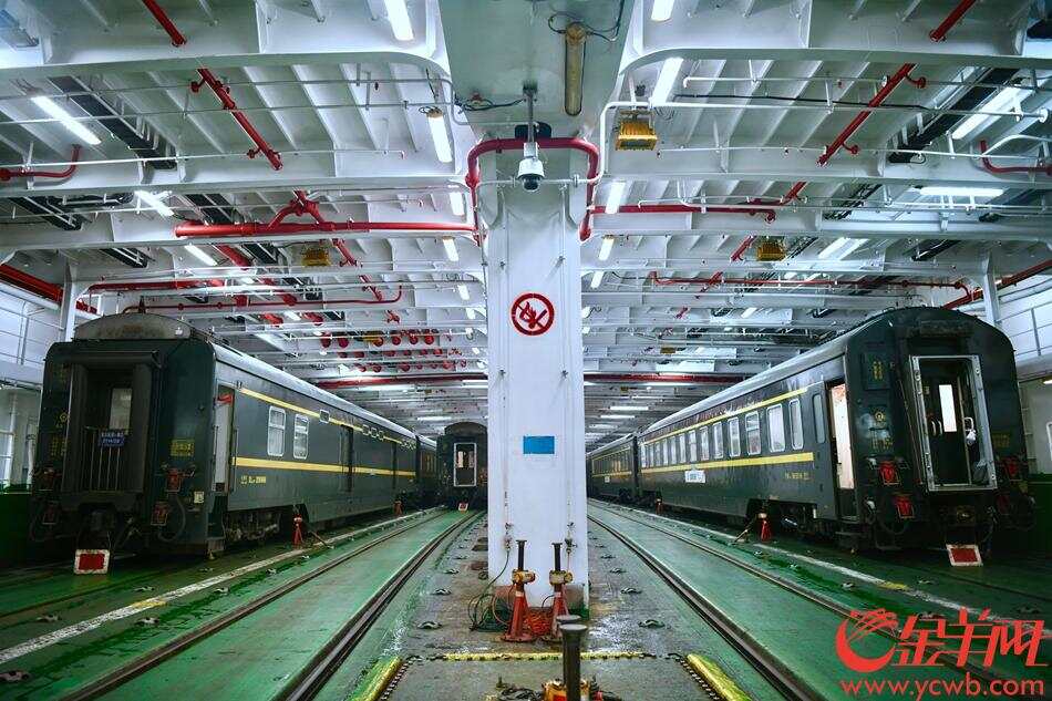 早晨六点半,停靠在湛江徐闻北港码头的"粤海铁3号"渡轮,迎来了z111次