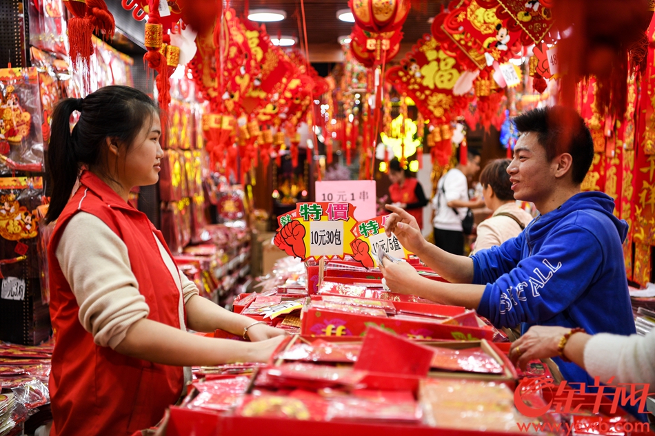 老广买年货上街行热闹一德路年货市场年味渐浓