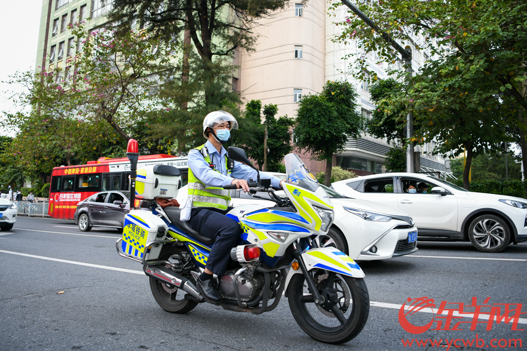 广州交警出动警力3100多人,羊城铁骑251组,设置查车点32个,确保全市