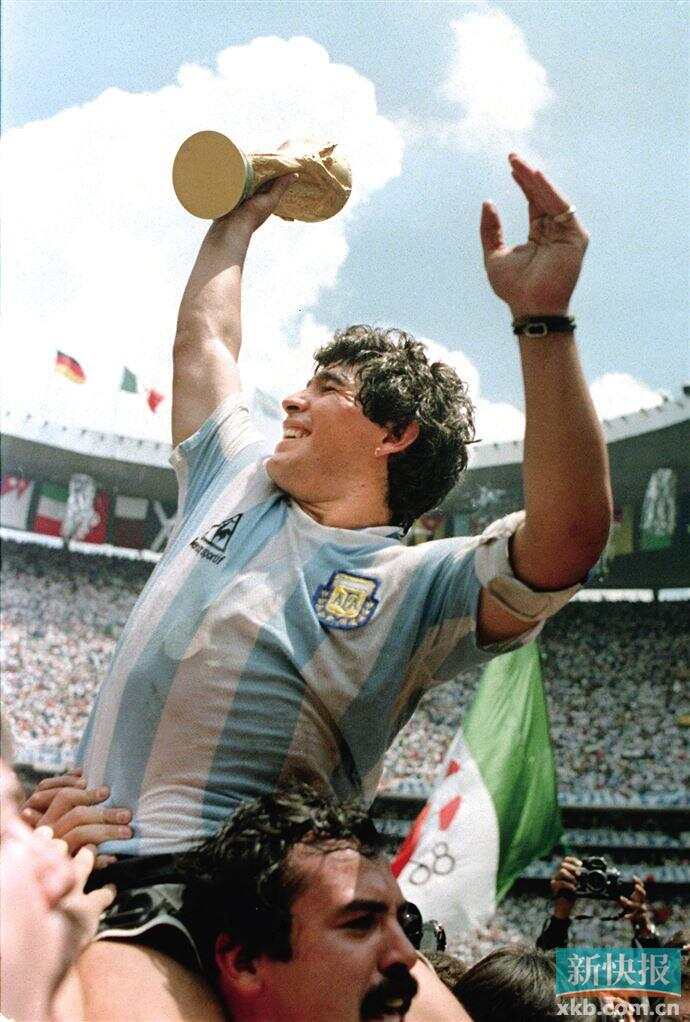 1986年6月29日,在墨西哥世界杯颁奖仪式上,马拉多纳高举大力神杯