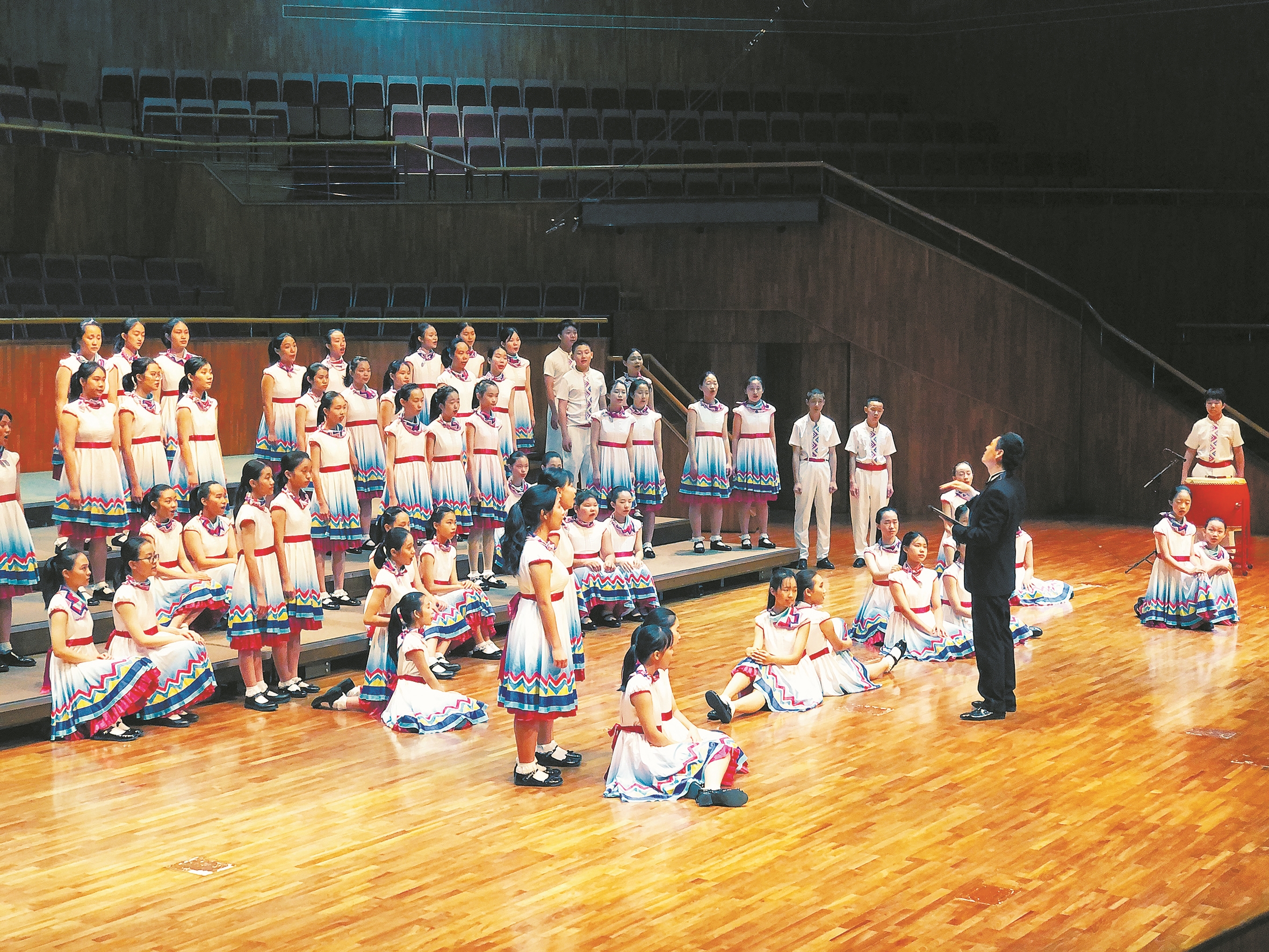 广州市海珠区少年宫属下的广州小海燕合唱团获童声合唱二组(16岁或