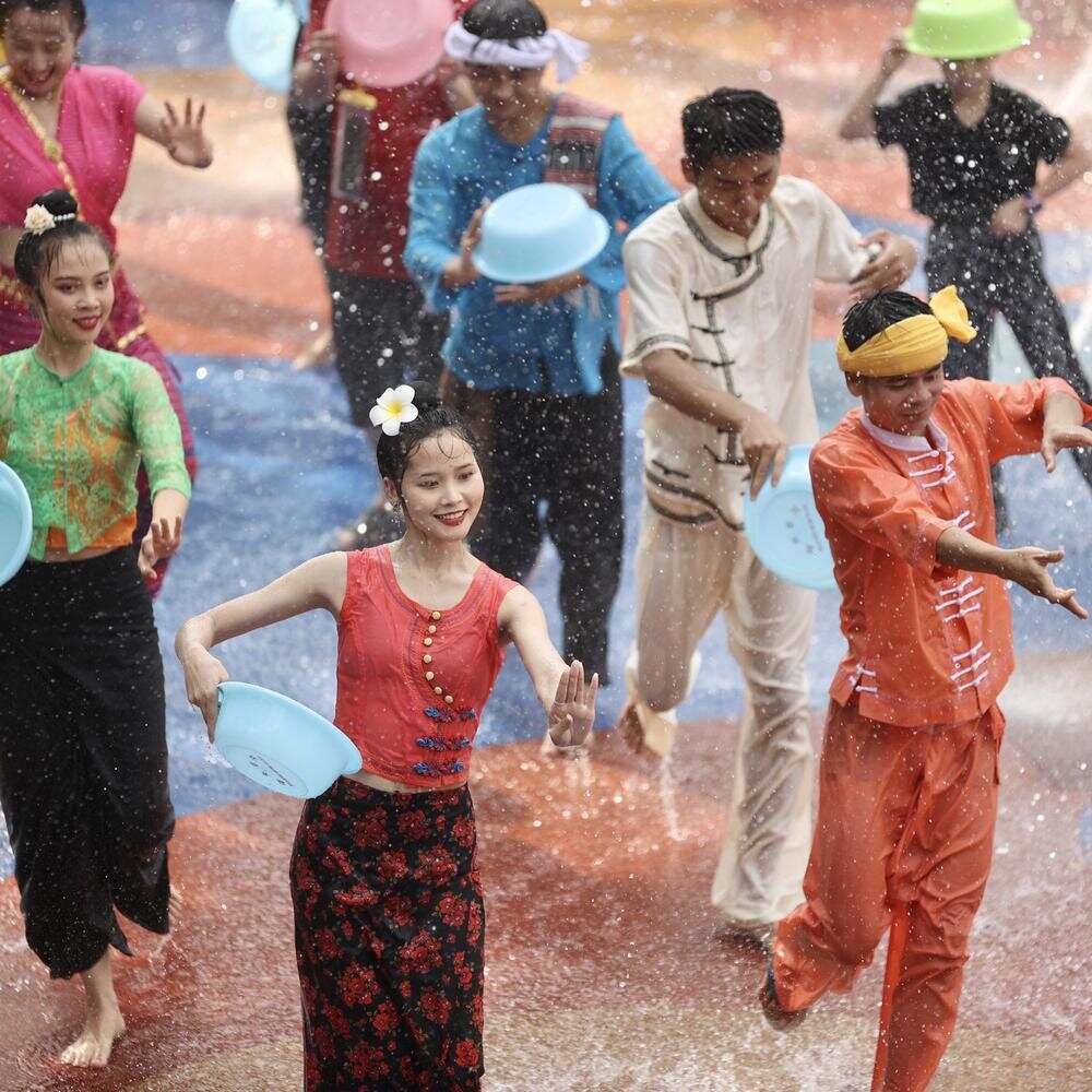 7月9日,2021年锦绣中华泼水狂欢节在景区泼水广场开幕.