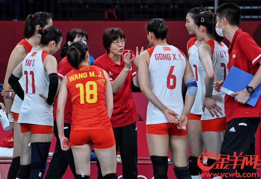 小组赛中国女排不敌俄罗斯
