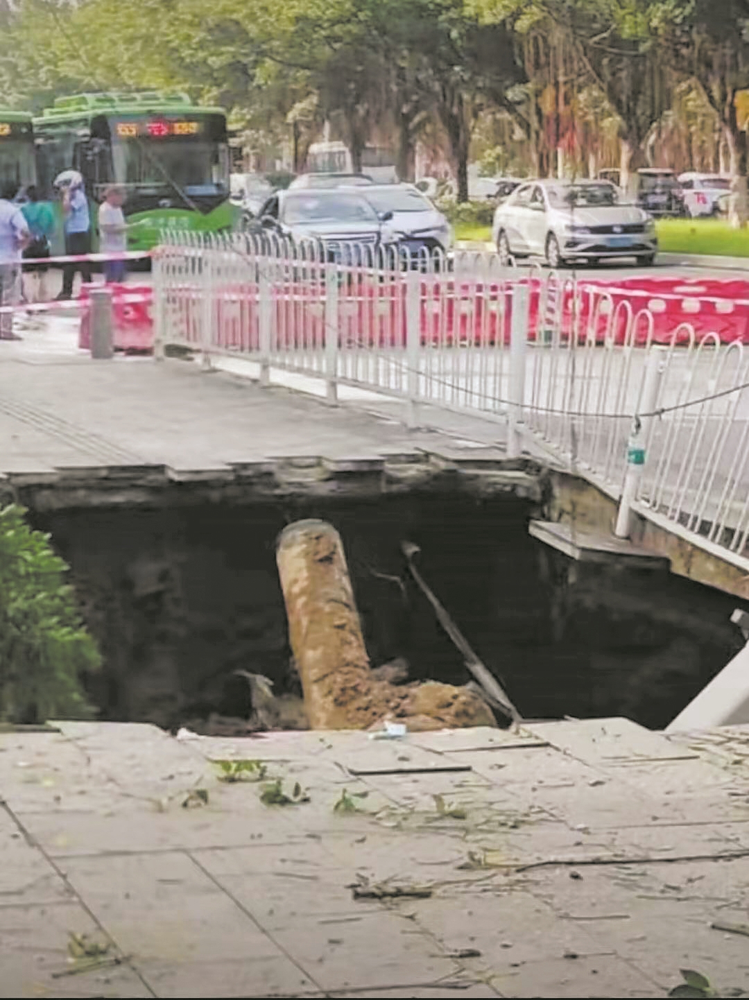 因排水管道破裂沖刷 南沙區一路面塌陷