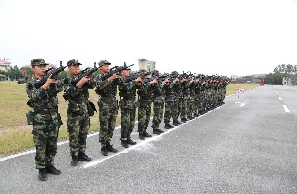 近日,武警第二机动总队某支队的新兵们迎来首次实弹射击训练,成功