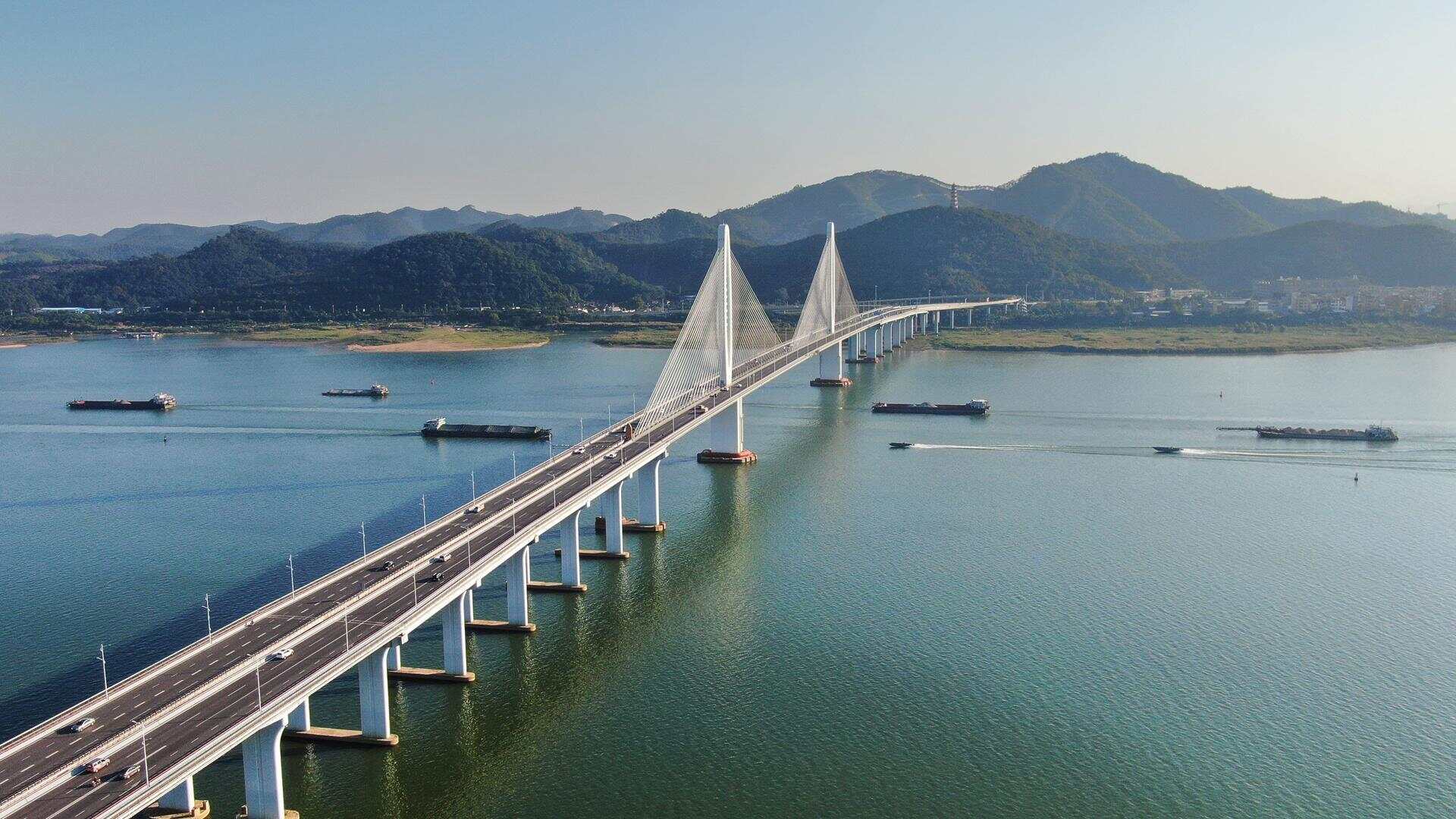 肇庆市阅江大桥飞架南北.(摄影:吴勇强)蓝色西江上货船穿梭.