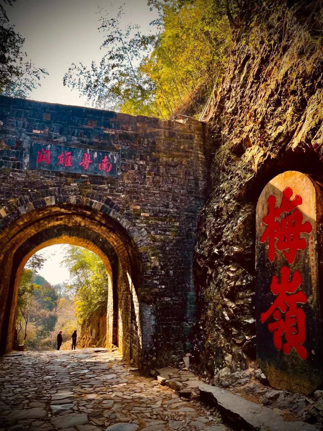 图片2:一道雄关,踞守梅关古道.jpg 图片2:一道雄关,踞守梅关古道.jpg