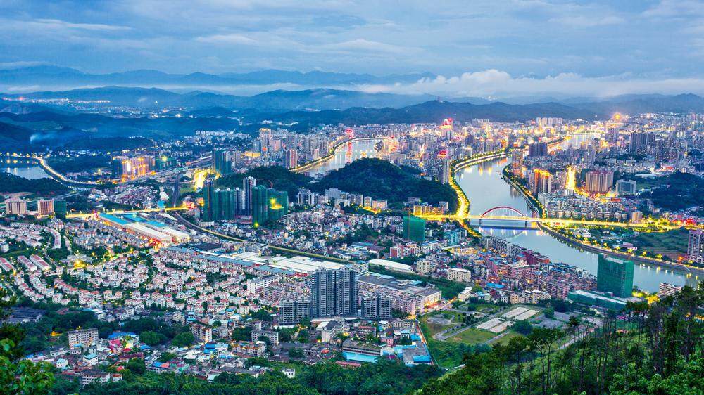 图片10:黄岗山俯瞰韶关城区,两江间青色山丘即为帽子峰,摄影:黄思伟.jpg 图片10:黄岗山俯瞰韶关城区,两江间青色山丘即为帽子峰,摄影:黄思伟.jpg