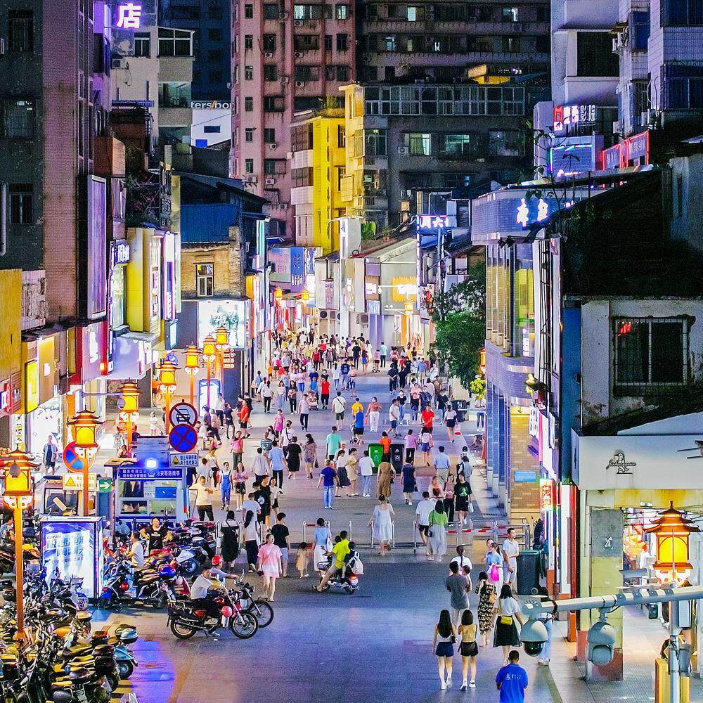 图片9:韶关城区风度路上人头攒动.jpg 图片9:韶关城区风度路上人头攒动.jpg