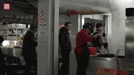 △人们在朱碧琼的肥肠粉店排队点餐