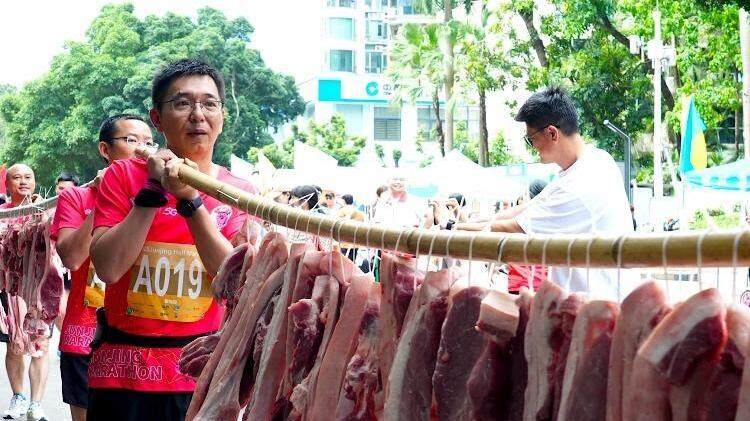 【金羊早晚报】2025“美丽跑”羊城半程马拉松嘉年华来了！首场“社区猪肉马”精彩开跑