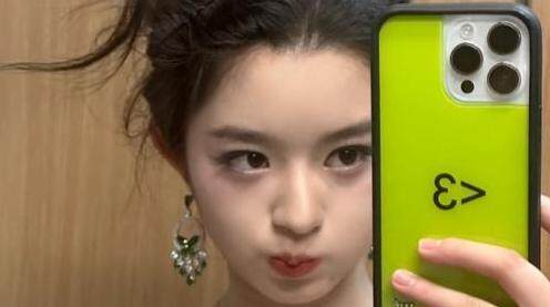 17岁女演员戴230万耳环引热议 其父发声：饰品非正品 已放弃公务员身份