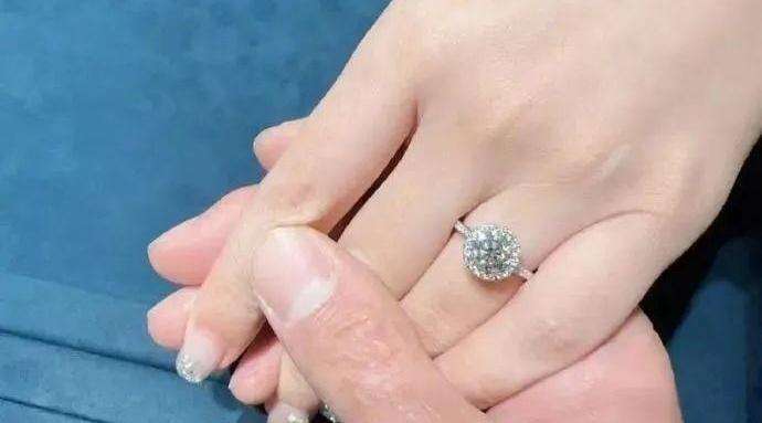 俞灏明晒钻石牵手照 疑似官宣与王晓晨结婚