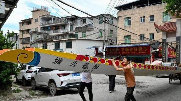 端午临近 福州“龙舟村”传统龙舟热销