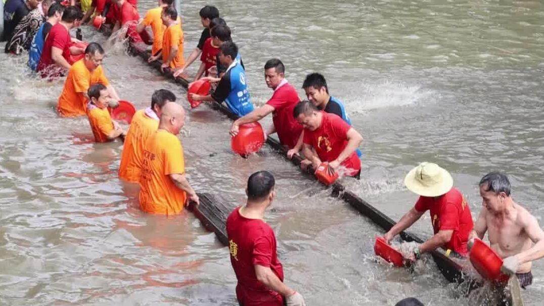 【视频】​起龙！“唤醒”十艘龙舟，顺德容桂进入龙舟狂欢时间！