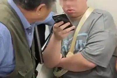 上海地铁回应老人拖拽小伙要求让座：未强制年轻人必须让，正核实地点