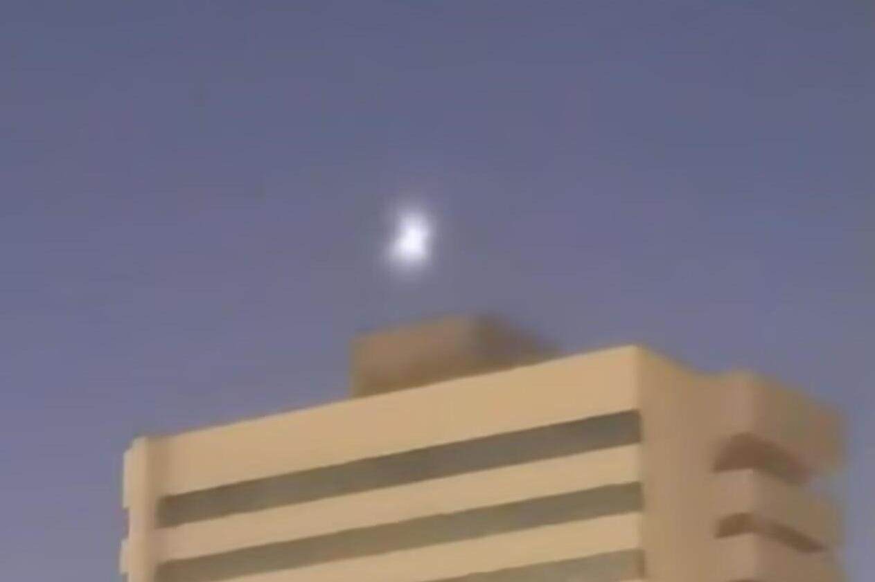 新疆多地现不明飞行物，目击者称和月亮一样亮，气象部门回应